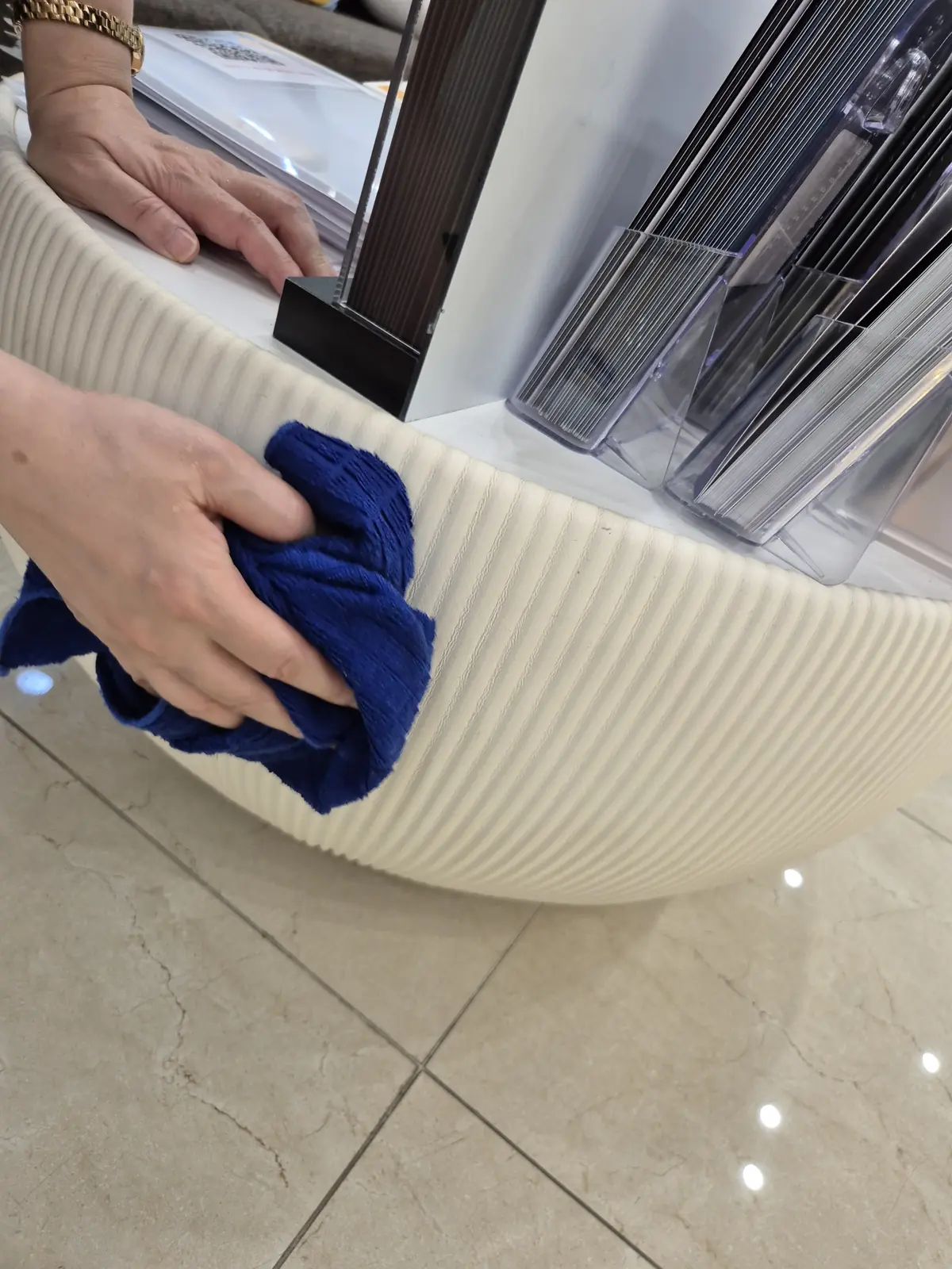 곡면 데스크 닦기
